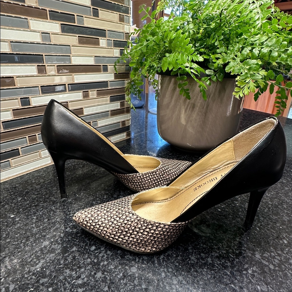 ❌ SOLD ❌Black and Tan Pointed Toe Heels